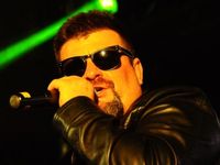 Fábio Tieni. Vocalista comemora aniversário com lançamento da cerveja Los Cabrones