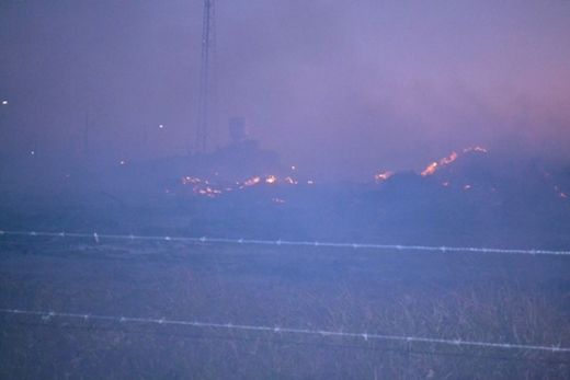 Fogo em área de descarte de lixo encobre a cidade de fumaça — foto 3 de 7