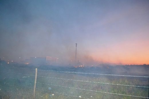 Fogo em área de descarte de lixo encobre a cidade de fumaça — foto 4 de 7