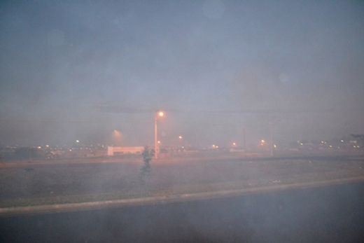 Fogo em área de descarte de lixo encobre a cidade de fumaça — foto 5 de 7