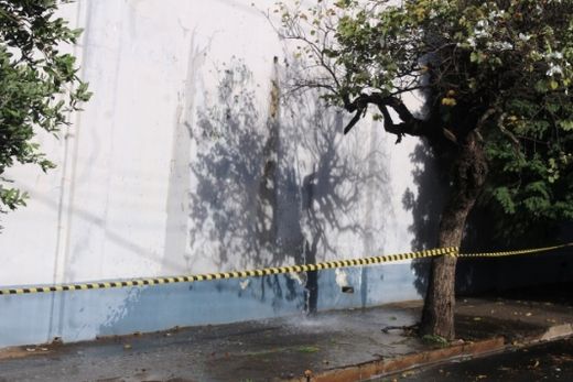 Antigo barracão da Baldan desaba e atinge trabalhador — foto 2 de 2