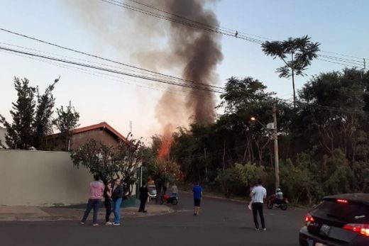 Incêndio destrói  mata no Residencial Azul Ville — foto 2 de 3