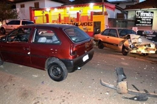 Colisão entre carros deixa mulher ferida na Rua José Bonifácio — foto 2 de 2