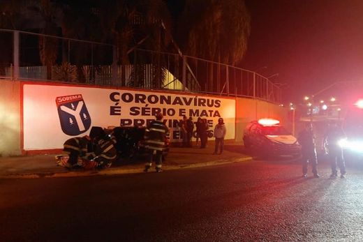 Carro  colide contra o muro da Sorema — foto 2 de 4