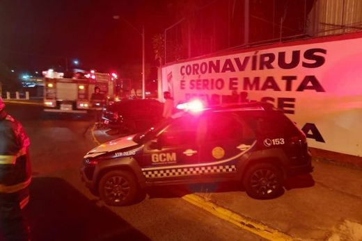 Carro  colide contra o muro da Sorema — foto 3 de 4