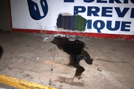 Carro  colide contra o muro da Sorema — foto 4 de 4