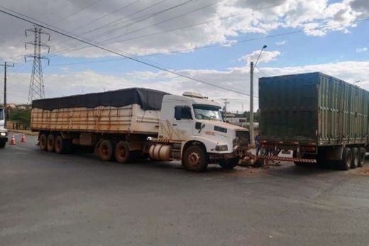 Colisão entre caminhões provocou congestionamento na Vila Maria — foto 2 de 4