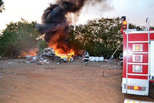 Bombeiros evitam explosões durante incêndio em Matão — foto 2 de 6
