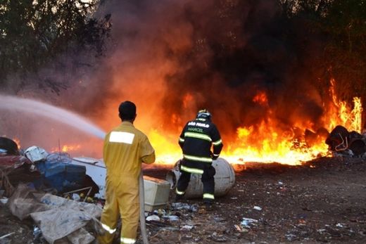 Bombeiros evitam explosões durante incêndio em Matão — foto 3 de 6