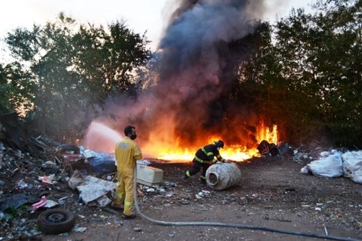 Bombeiros evitam explosões durante incêndio em Matão — foto 4 de 6