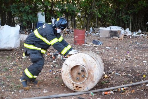 Bombeiros evitam explosões durante incêndio em Matão — foto 5 de 6