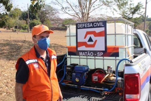 Bombeiros e Defesa Civil combatem incêndio na mata da Trolesi — foto 2 de 3