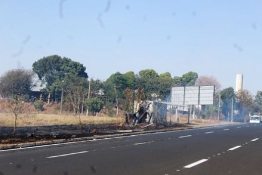 Bombeiros e Defesa Civil combatem incêndio na mata da Trolesi — foto 3 de 3
