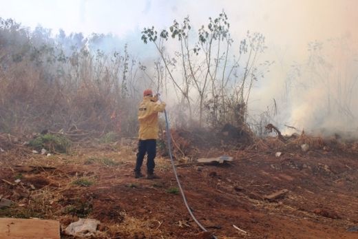 Bombeiros controlam mais um incêndio em Matão — foto 2 de 2