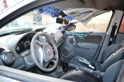 Carro colide na traseira de caminhão na Avenida Baldan — foto 2 de 2