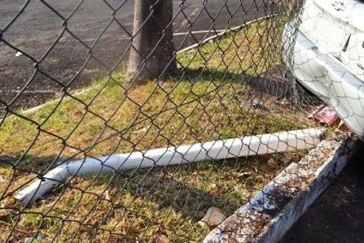 Condutor perde controle da direção e colide contra o alambrado — foto 2 de 3