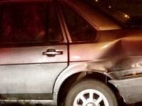 Motorista bate veículo em carros estacionados e em poste de energia — foto 2 de 4