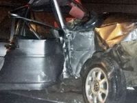 Motorista bate veículo em carros estacionados e em poste de energia — foto 3 de 4