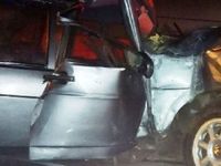 Motorista bate veículo em carros estacionados e em poste de energia — foto 4 de 4