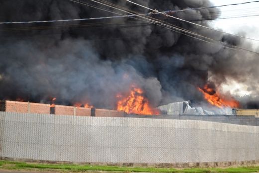 Incêndio atinge fábrica de tintas no Distrito Industrial de Toriba — foto 2 de 6