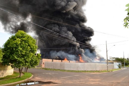 Incêndio atinge fábrica de tintas no Distrito Industrial de Toriba — foto 3 de 6
