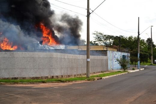 Incêndio atinge fábrica de tintas no Distrito Industrial de Toriba — foto 5 de 6