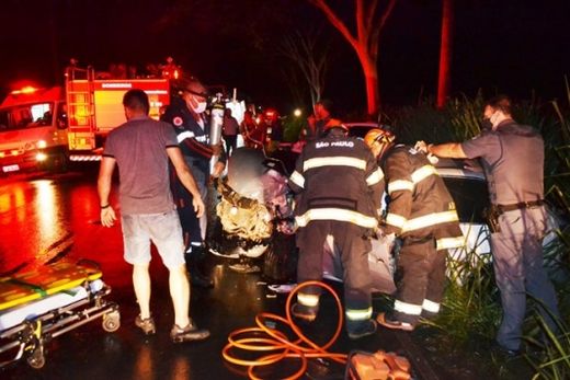 Grave acidente deixa cinco vítimas e carros destruídos — foto 3 de 6