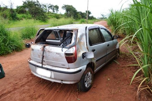 Carro capota e deixa duas mulheres feridas — foto 2 de 2