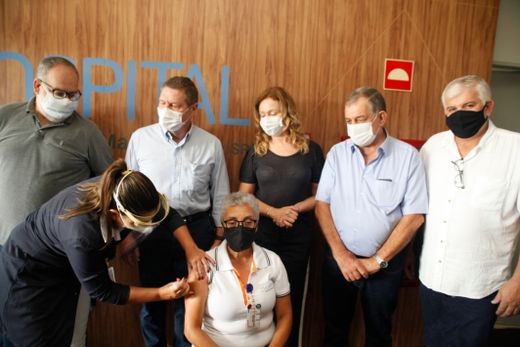 Profissionais da Saúde recebem as primeiras doses da vacina — foto 3 de 4