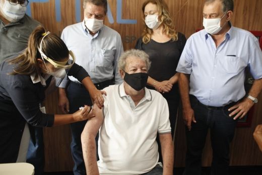 Profissionais da Saúde recebem as primeiras doses da vacina — foto 4 de 4