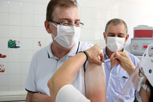 Funcionários da Saúde Pública recebem imunização contra a covid — foto 3 de 4