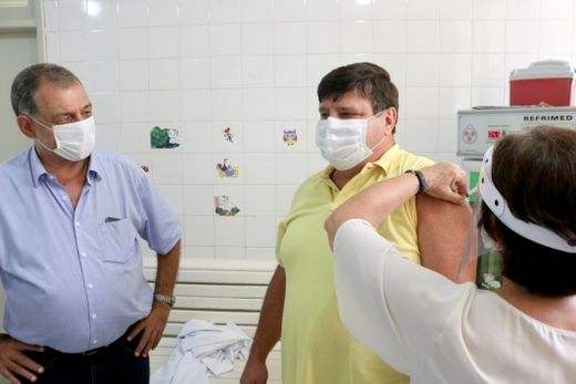 Funcionários da Saúde Pública recebem imunização contra a covid — foto 4 de 4