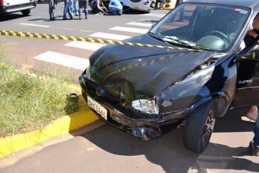 Mulher fica ferida após carro capotar na frente de supermercado — foto 3 de 3