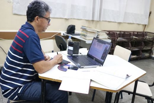 Escolas municipais lidam com desafio do ensino remoto — foto 2 de 3