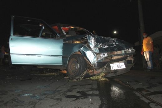Condutora perde o controle de freios e colide com outro carro — foto 4 de 5