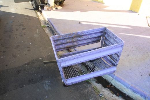 Motorista colide carro contra poste de iluminação — foto 2 de 7