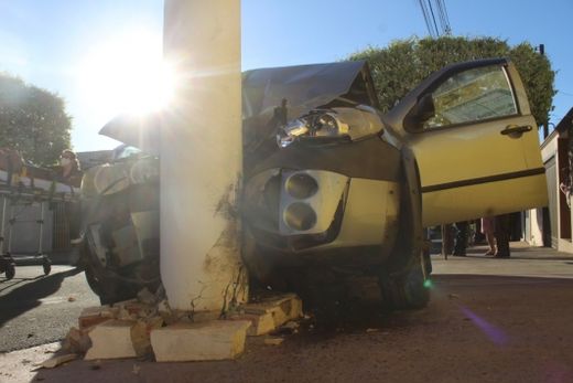 Motorista colide carro contra poste de iluminação — foto 3 de 7