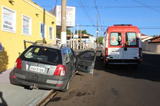Motorista colide carro contra poste de iluminação — foto 5 de 7