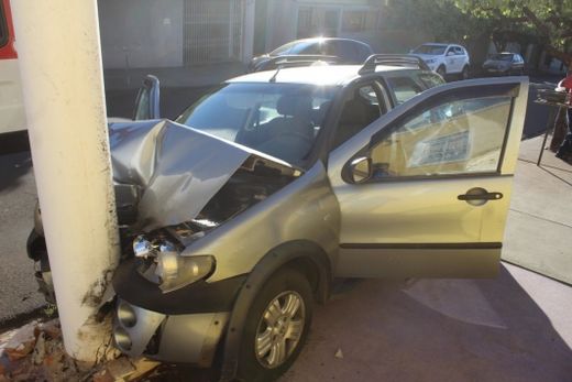 Motorista colide carro contra poste de iluminação — foto 6 de 7