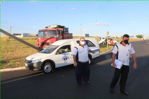 Motorista morre após passar mal enquanto dirigia — foto 5 de 6