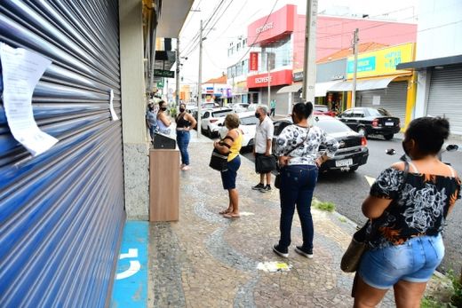 Comércio tem horário estendido — foto 2 de 2