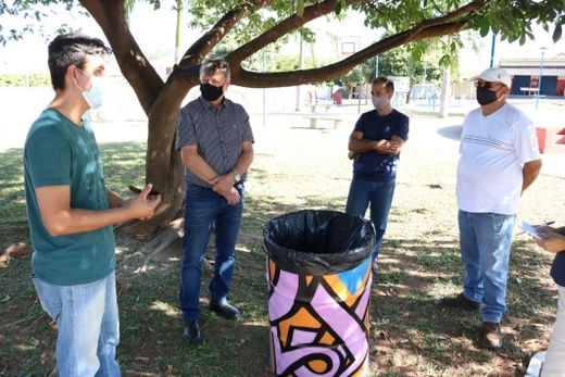 Projeto Arte na Praça promove grafitagem em latões — foto 2 de 2