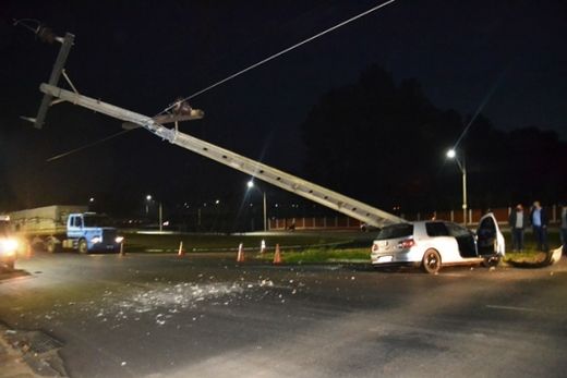 Colisão em poste obriga empresas a dispensar os funcionários — foto 2 de 4