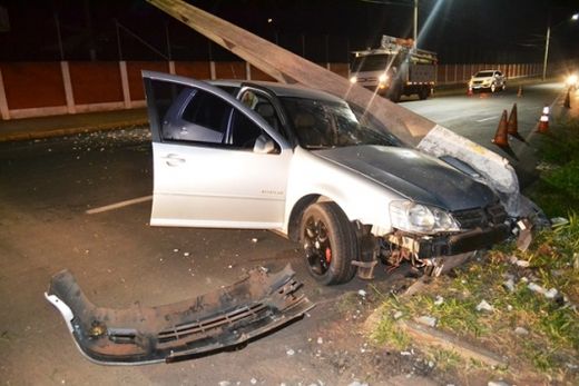 Colisão em poste obriga empresas a dispensar os funcionários — foto 3 de 4