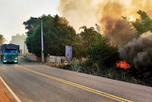 Incêndio em canavial prejudica visibilidade de rodovia — foto 7 de 13