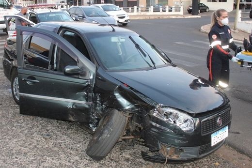 Colisão entre carros deixa duas vítimas feridas — foto 2 de 2