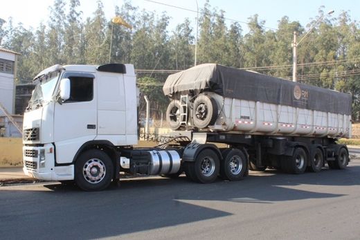 Choque entre caminhões deixa motorista ferido — foto 2 de 2