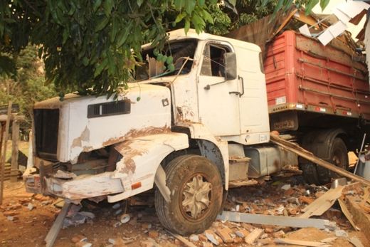 Caminhão perde o freio e invade residência no Jardim Bussola — foto 2 de 2