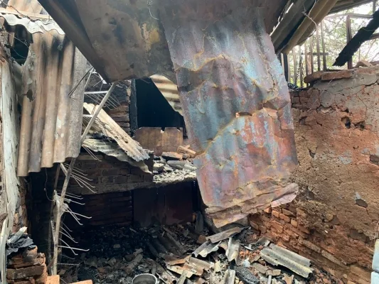Casal de idosos tem casa destruída em incêndio — foto 1 de 5
