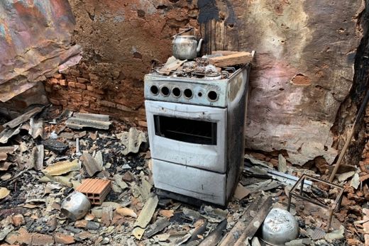 Casal de idosos tem casa destruída em incêndio — foto 2 de 5